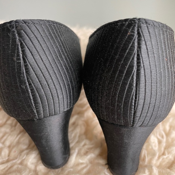 Size 6.5 black dress shoes elegant with bow. - Picture 4 of 8